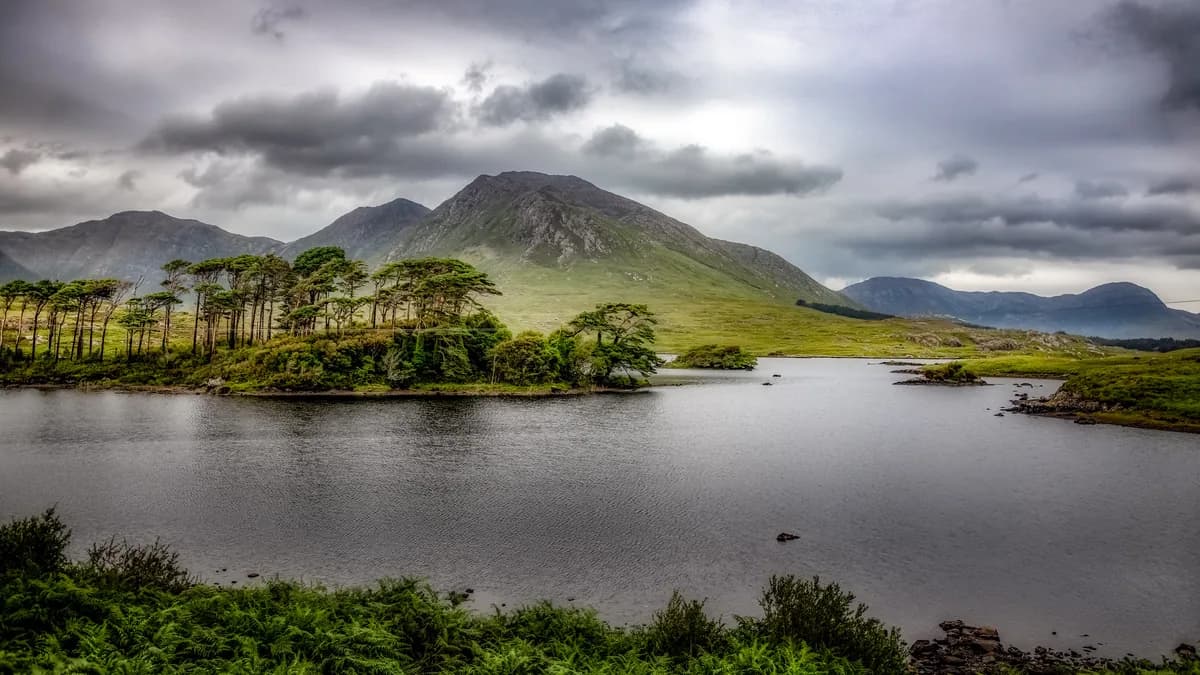 Wide view of Derryclare Lough, a Connemara lake, with the Twelve Bens mountain range in the background.