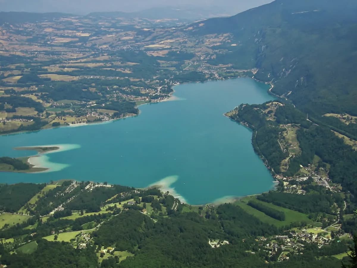 Lac d'Aiguebelette — Lac Aiguebelette panoramique